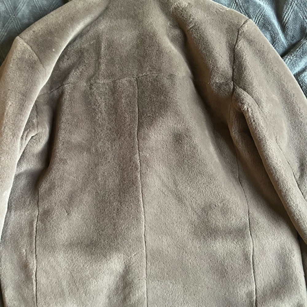 Used like new faux fur coat. Cropped style. Perfect condition.